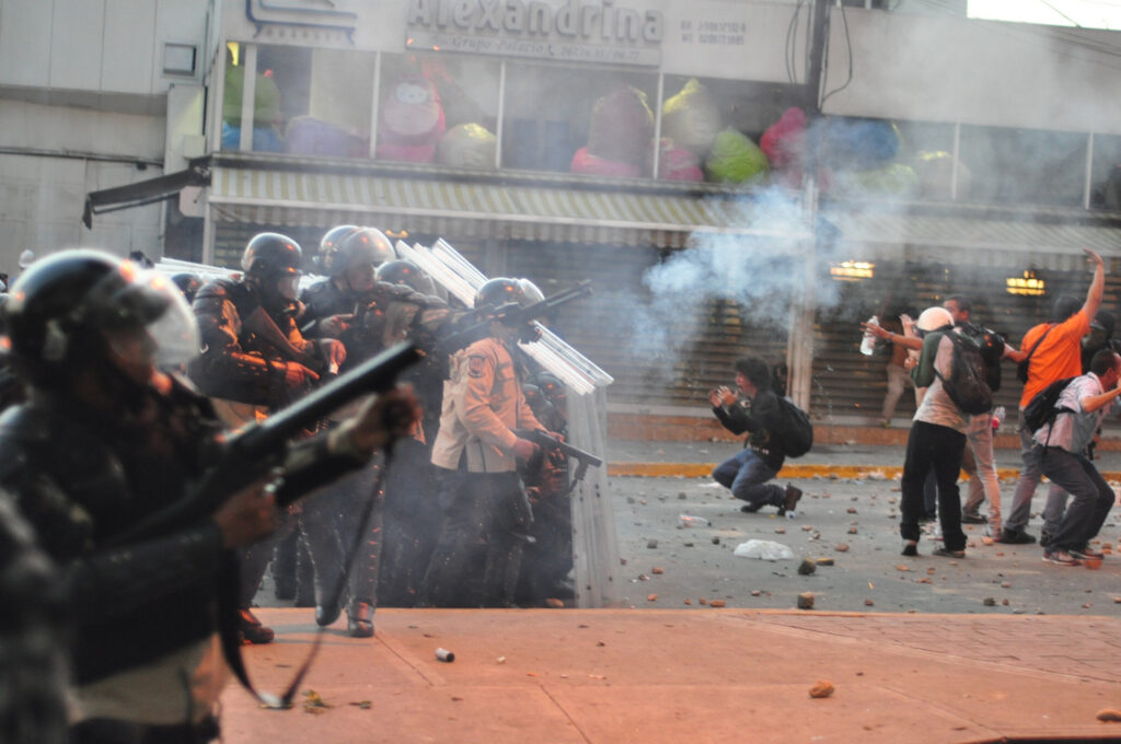 Tear_gas_used_against_protest_in_Altamira,_Caracas;